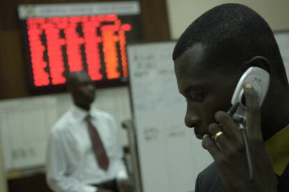 Operadores financieros en la Bolsa de Ghana.
