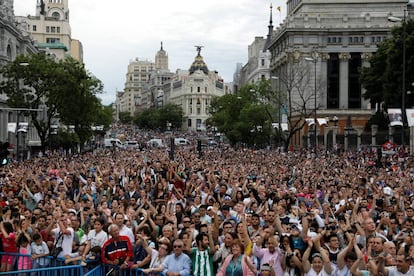 Miles de aficionados madridistas en la plaza de Cibeles.