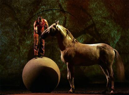 Un momento de <i>Cavalia</i> en la inauguración del espectáculo ayer.