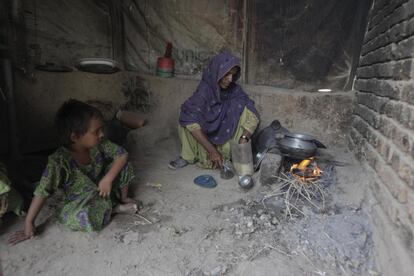 Sadori, un recolector de 35 años, prepara una comida en su casa por la noche después de trabajar en los campos de algodón.