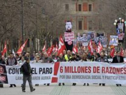 Los sindicatos CCOO, UGT y USO han convocado para hoy 31 manifestaciones en toda España para reclamar políticas "urgentes" para reactivar la economía nacional y la creación de empleo, y una Europa con "fuerte" dimensión social.