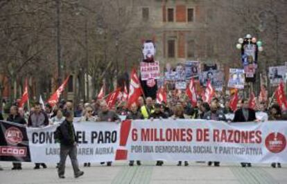 Los sindicatos CCOO, UGT y USO han convocado para hoy 31 manifestaciones en toda España para reclamar políticas "urgentes" para reactivar la economía nacional y la creación de empleo, y una Europa con "fuerte" dimensión social.