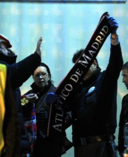 Aficionados del Atlético entran al estadio.