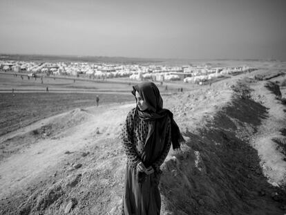 Majmur, norte de Irak. 11 de diciembre de 2016. Marwa, una niña iraquí desplazada de Al Qayyarah, en las áridas colinas situadas entre los campamentos de desplazados internos de Debaga 1 y 2. El campamento ha estado sometido a una tremenda presión a consecuencia del avance hacia Mosul. La mayoría de los desplazados de la instalación proceden de los alrededores de Majmur, Al Qayyarah y los pueblos al sur de Mosul controlados por el Estado Islámico.