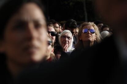 La gente asiste a la misa crismal, como parte de la Semana Santa, en la iglesia de San Sulpicio en París, el 17 de abril de 2019. 