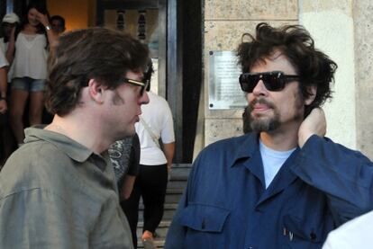 El actor, y ahora director, Benicio del Toro, conversa con Álvaro Longoria, uno de los productores de la película, a la salida del hotel Nacional de la ciudad de La Habana.