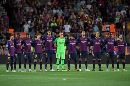 La jugadores del FC Barcelona, guardan un minuto de silencio para conmemorar el primer aniversario de los ataques terroristas de Barcelona.