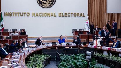 Los consejeros electorales del INE votan durante una sesión ordinaria, el 31 de julio de 2024 en Ciudad de México.