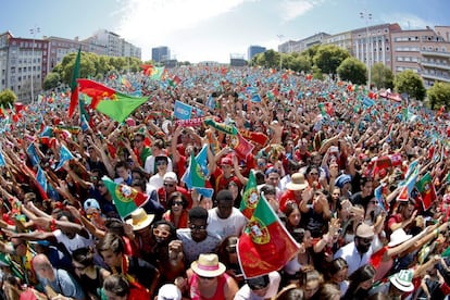 Miles de seguidores de la selección portuguesa durante las celebraciones del equipo como campeones de la Eurocopa 2016 en Lisboa.
