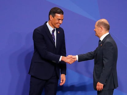 El presidente del Gobierno, Pedro Sánchez (a la izquierda), saluda al canciller alemán, Olaf Scholz, durante la cumbre de la OTAN, celebrada el pasado junio en Madrid.