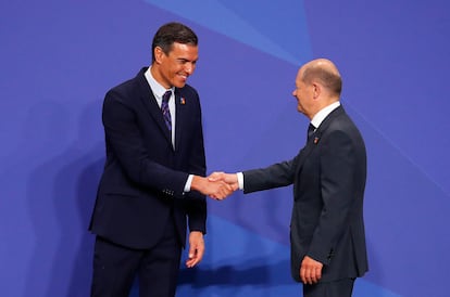 El presidente del Gobierno, Pedro Sánchez (a la izquierda), saluda al canciller alemán, Olaf Scholz, durante la cumbre de la OTAN, celebrada el pasado junio en Madrid.