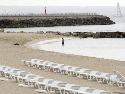 Playa de Can Pere Antoni de Palma de Mallorca con las hamacas recogidas en agosto del año pasado.