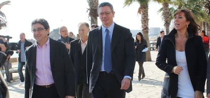 Alberto Ruiz-Gallardón y Alicia Sánchez-Camacho acompañan en Blanes al candidato Enric Millo (izquierda).