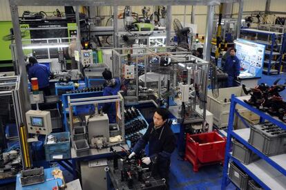Varios trabajadores de la fábrica principal de Batz en Kunshan, donde produce componentes de automóvil.