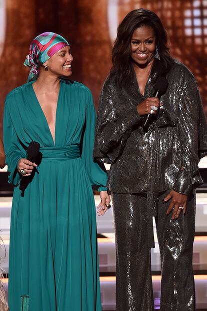Alicia Keys y Michelle Obama, que vistió un dos piezas de Sachin & Babi.