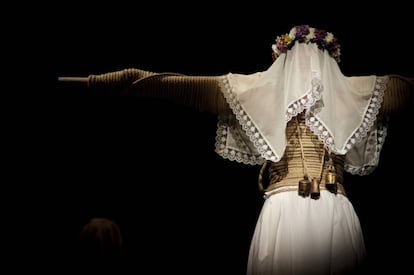 Angélica Liddell durante la representación de la obra que ha presentado en Temporada Alta, 'Una costilla sobre la mesa'.