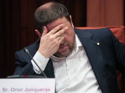 Junqueras es posa la mà a la cara.