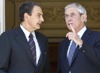 José Luis Rodríguez Zapatero y Emilio Pérez Touriño, ayer en la puerta del palacio de la Moncloa.