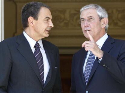 José Luis Rodríguez Zapatero y Emilio Pérez Touriño, ayer en la puerta del palacio de la Moncloa.
