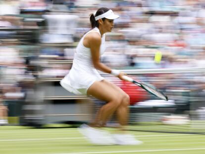 Emma Raducanu, durante un partido en Wimbledon.