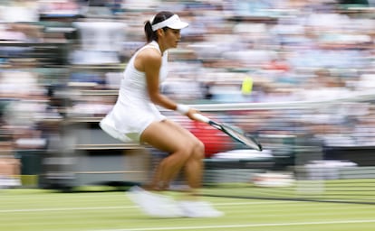 Emma Raducanu, durante un partido en Wimbledon.