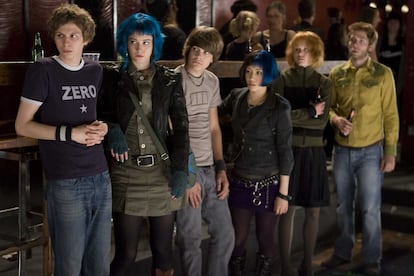 Scott Pilgrim contra el mundo (2010) o cómo luchar contra siete temidas ex parejas de la chica de tus sueños. Como buenas fans de Michael Cera, teníamos que incluir una de sus películas (si no os convence ésta, siempre podéis revisar Supersalidos, Juno, Youth in revolt o una de nuestras favoritas: Paper Heart, donde ficcionó su verdadera historia de amor con la comediante Charlyne Yi)