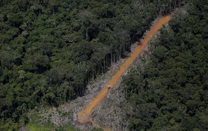 Helicóptero patrulha pista ilegal utilizada pelos garimpeiros durante operação do Ibama contra a mineração ilegal de ouro em terras indígenas.