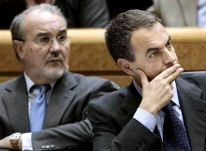 El vicepresidente Pedro Solbes (izquierda) escoltó ayer Zapatero en su debate con Pío García Escudero.