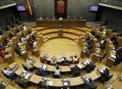 Los parlamentarios navarros siguen el discurso del candidato a la presidencia del Gobierno Miguel Sanz.