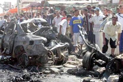 Un grupo de iraquíes observa los destrozos tras el atentado.