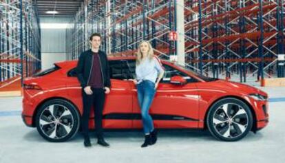 El dúo Reyko frente al Jaguar I-Pace en el que viajaron.