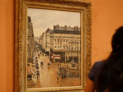 Una visitante observa el cuadro 'Rue Saint-Honoré por la tarde. Efecto de lluvia', de Camille Pissarro, en el Museo Thyssen-Bornemisza, en septiembre de 2019.