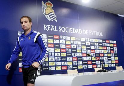 Arrasate, durante la rueda de prensa que ha ofrecido hoy en el campo de entrenamiento de Zubieta