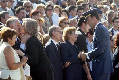 Doña Sofía y su hijo don Felipe acuden al funeral por los 62 militares españoles muertos en el accidete del avión ucranio Yakolev 42 en Turquía. El acto tuvo lugar en la base aérea de Torrejón de Ardoz (Madrid).