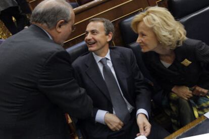 José Luis Rodríguez Zapatero, entre Pedro Solbes y Elena Salgado, el 12 de mayo de 2009.