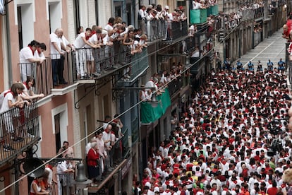 Ambiente en la calle Estafeta previo al quinto encierro de los sanfermines.