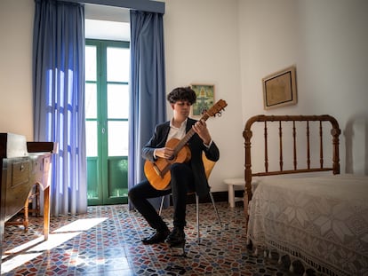 Samuel Diz, con la guitarra de Federico García Lorca en la Huerta de San Vicente.