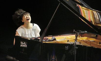 La pianista Hiromi, ayer durante su concierto con Edmar Castañeda.