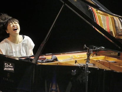 La pianista Hiromi, ayer durante su concierto con Edmar Casta&ntilde;eda.