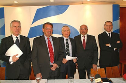 De izquierda a derecha, Guisepe Tringali (consejero delegado de Publiespaña), Alejandro Echevarria (presidente de Tele 5) y los directivos de la cadena Paolo Vasile, Massimo Musolino y Manuel Villanueva, en marzo de 2003.