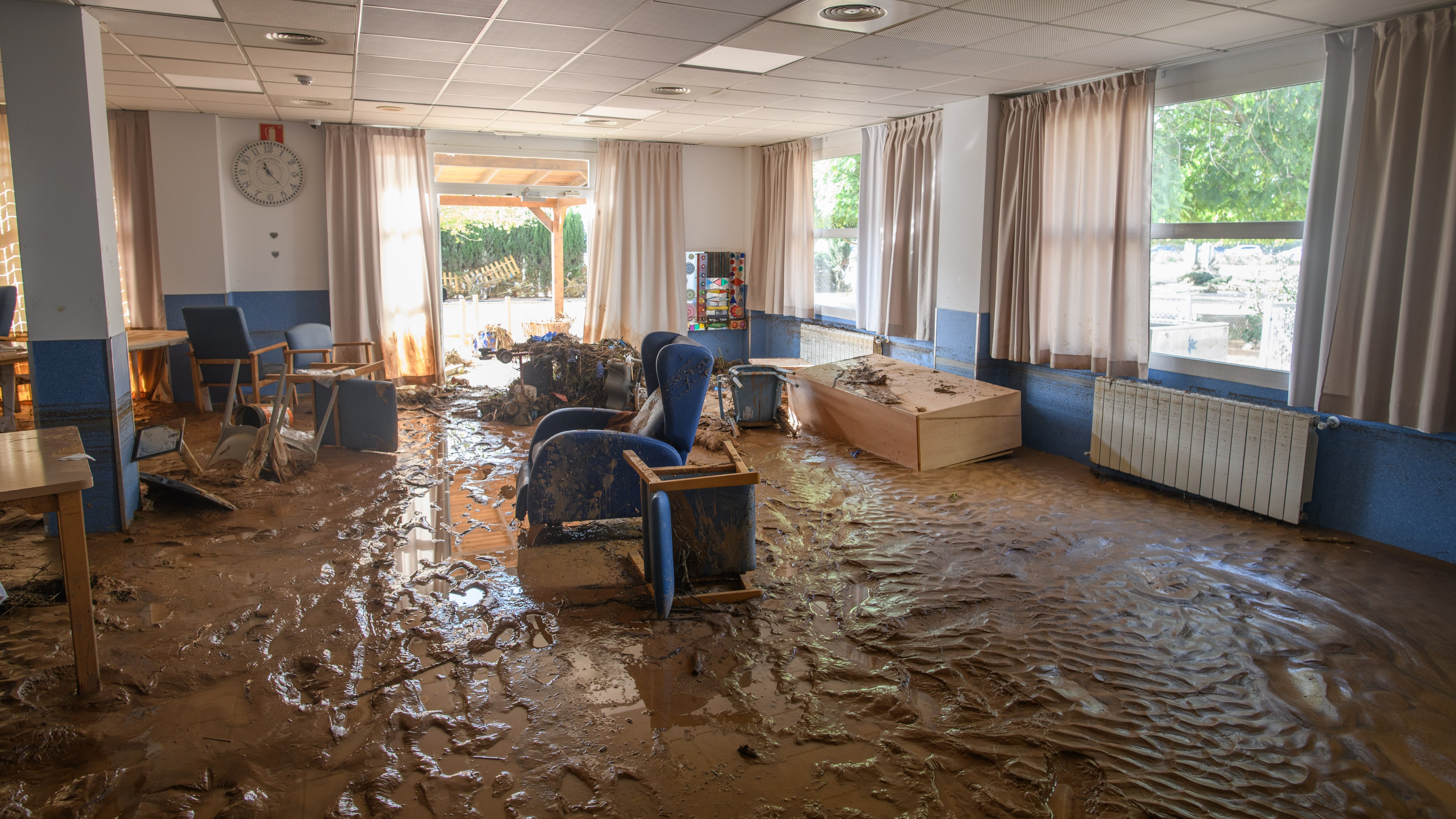 Uno de los salones de la residencia de Paiporta donde murieron seis ancianos, tras el paso de la tromba de agua.