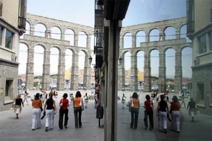 Paseantes por uno de los lugares más interesantes de Segovia: el acueducto romano.