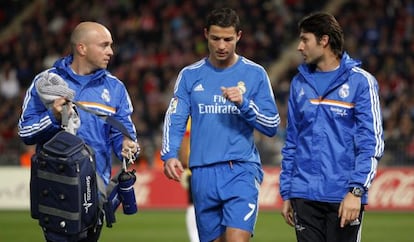 Cristiano habla con los médicos del Madrid tras retirarse lesionado