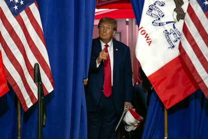 El expresidente Donald Trump, antes de su intervención en el instituto de Secundaria Fort Dodge Senior High School, el 18 de noviembre en Fort Dodge, Iowa.  