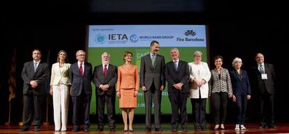 El Rey Felipe VI y la ministra Garc&iacute;a Tejerina (centro) posan para la foto de familia en la inauguraci&oacute;n de Carbon Expo 2015.