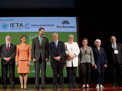 El Rey Felipe VI y la ministra Garc&iacute;a Tejerina (centro) posan para la foto de familia en la inauguraci&oacute;n de Carbon Expo 2015.