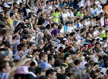 Cerca de 30.000 aficionados se han acercado al Bernabéu para no perderse la presentación del brasileño.