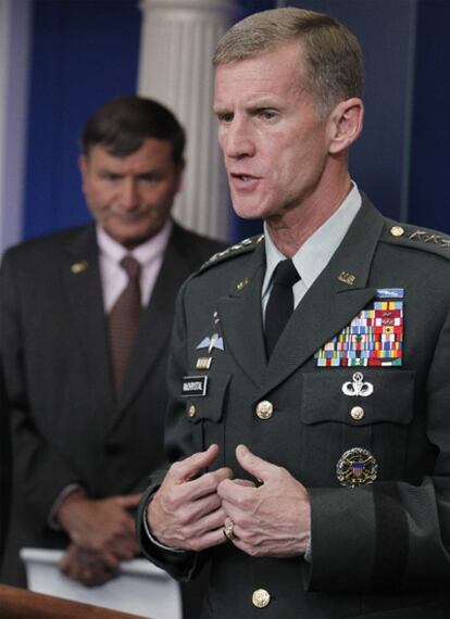 El general Stanley McChrystal y el embajador de EE UU en Afganistán, Karl Eikenberry, durante una rueda de prensa en Washington en mayo.