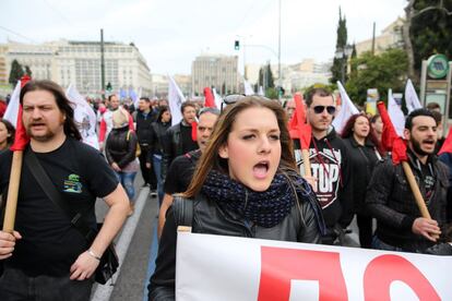 Las principales confederaciones de sindicatos del sector público (ADEDY) y privado (GSEE) han convocado una manifestación en la céntrica plaza de Klathmonos, vecina del Ministerio de Trabajo.