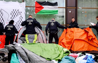 La policía alemana desaloja el campamento propalestino establecido en la Universidad Libre de Berlín, este martes.
